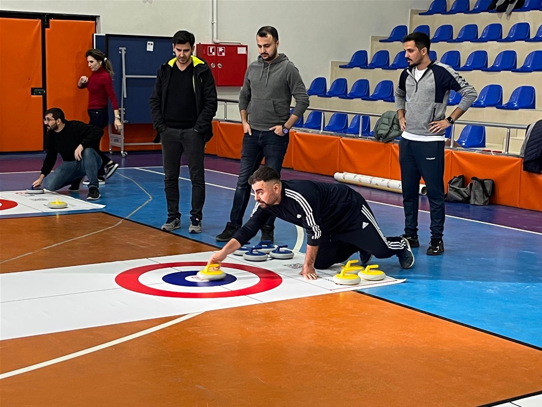 Sinanpaşa'da Öğretmenler Günü Coşkusu: Floor Curling Müsabakaları Tamamlandı