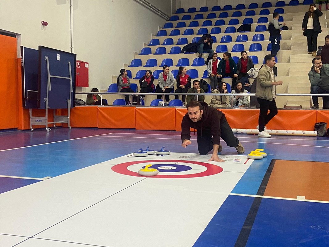 Sinanpaşa'da Öğretmenler Günü Coşkusu: Floor Curling Müsabakaları Tamamlandı