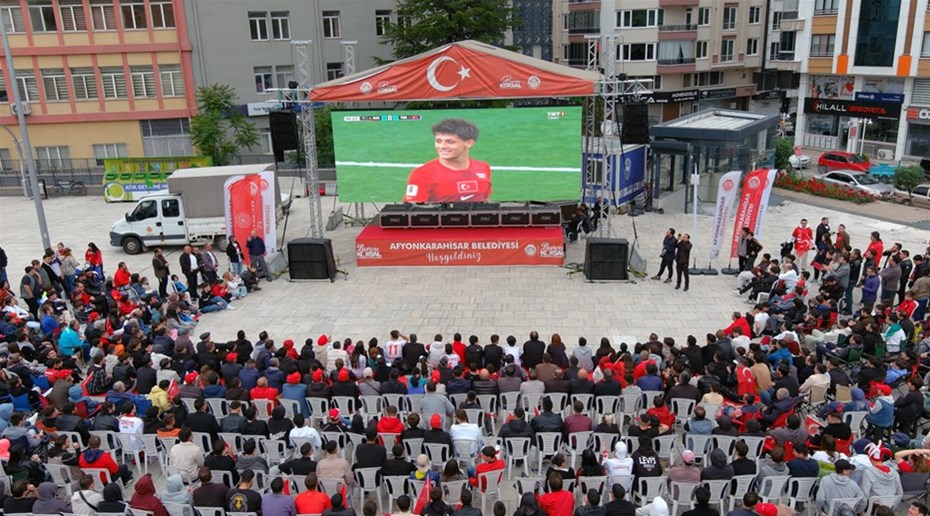 Afyonkarahisar’da Gençler ve Vatandaşlar Milli Maç İçin Bir Araya Geldi