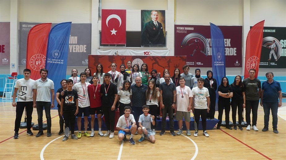 15 Temmuz Şehitlerini Anma Badminton Turnuvası sona erdi