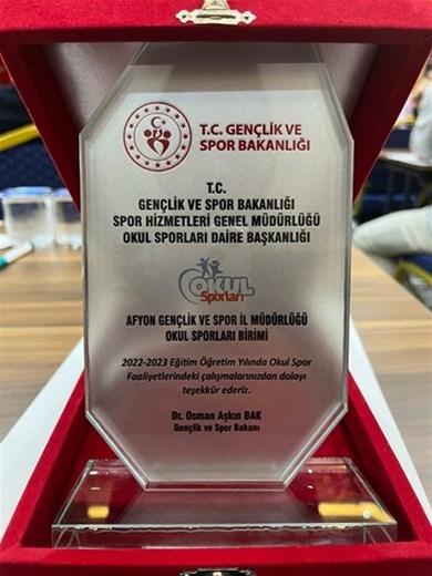 Bakan Bak Afyonkarahisar Okul Sporları birimini üstün hizmetleri için plaketle onurlandırdı