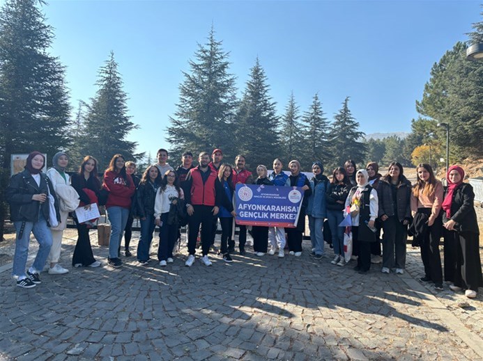 Afyonkarahisar Gençlik Merkezi gençleri Erkmen'de Doğa Yürüyüşü etkinliği düzenlendi