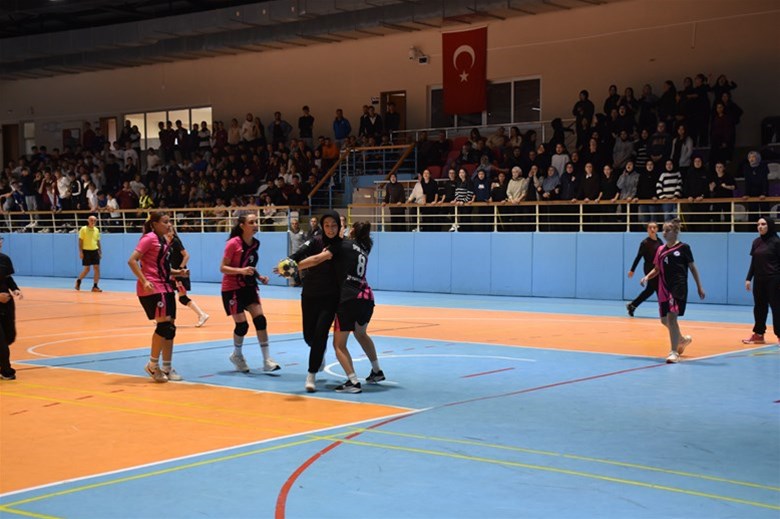 AFYONKARAHİSAR’DA GENÇ KIZLAR HENTBOL MÜSABAKALARI TAMAMLANDI