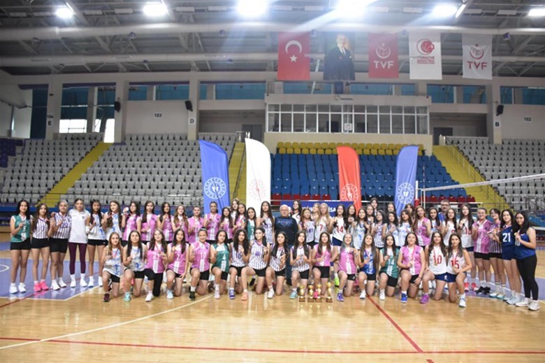 Afyonkarahisar’da Küçük Kızlar Voleybol İl Birinciliği Müsabakaları Sona Erdi
