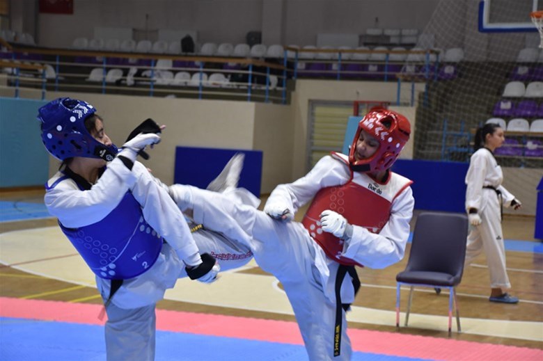 Taekwondo Yıldızlar, Gençler ve Büyükler İl Seçmeleri Tınaztepe Spor Salonu’nda Tamamlandı