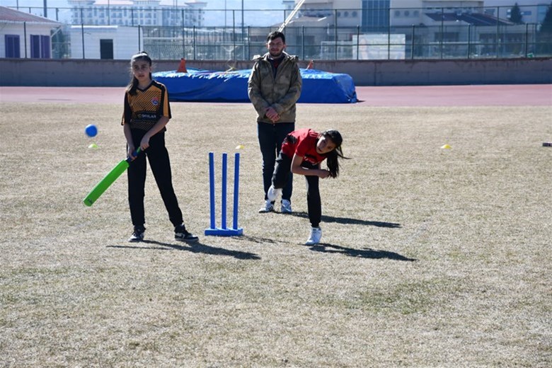 Küçük Kızlar Kriket Müsabakaları Tamamlandı