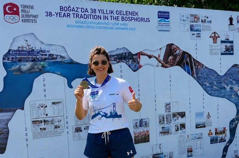 Afyon GSB Yüzme Antrenörü Nehir Zengin, Boğaziçi Kıtalararası Yüzme Yarışı’nı Başarıyla Tamamladı